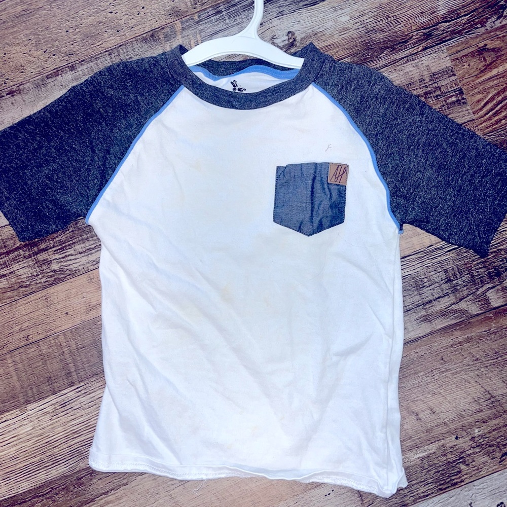 Boys short sleeve shirt with pocket size small 5/6.
